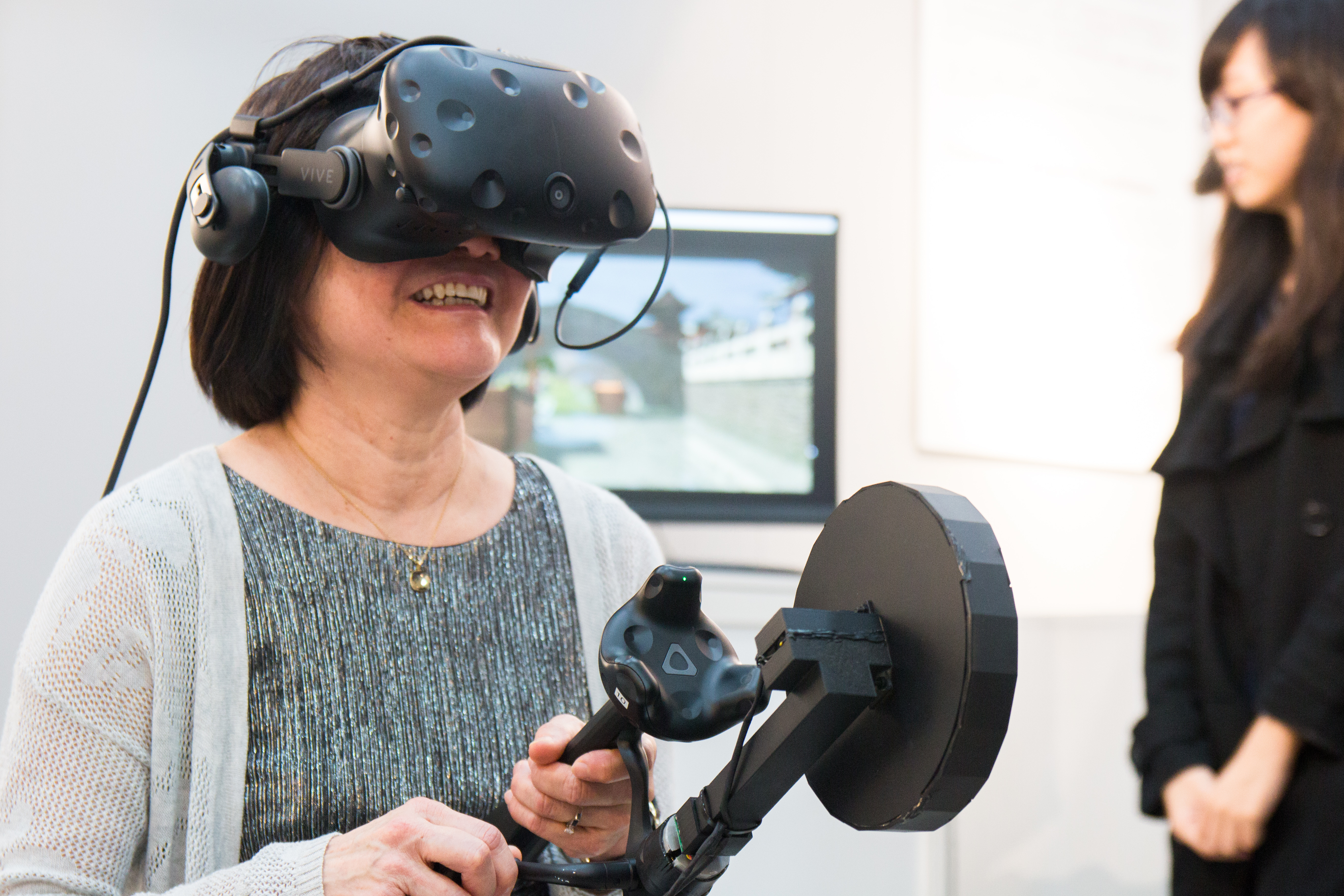 An user is experiencing our demonstration.