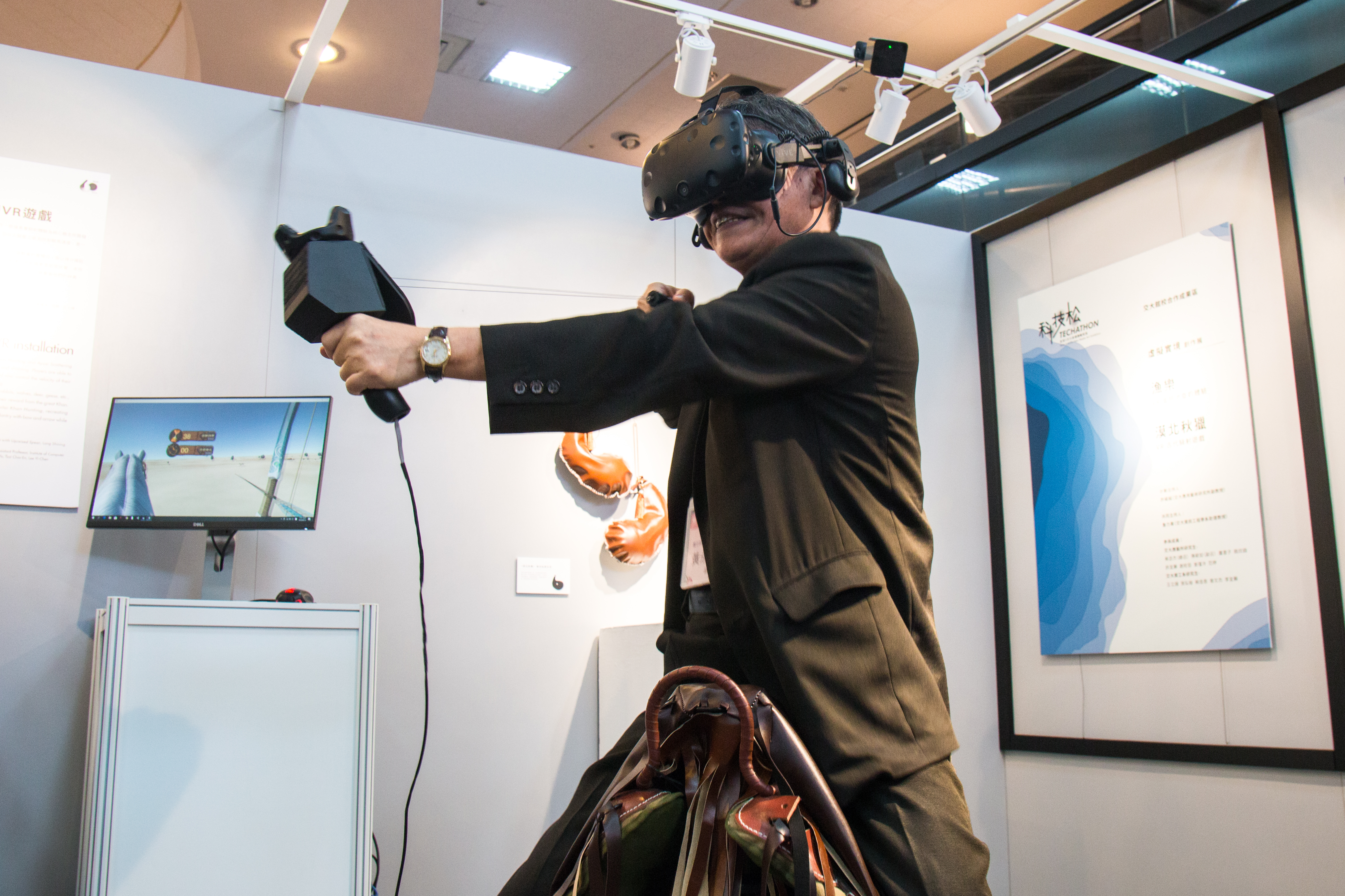 An user is experiencing our demonstration.